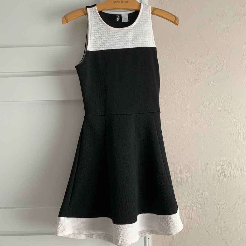 Black and white dress. Very light. Weight